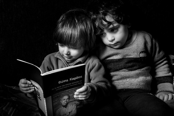 絵本を読む2人の子ども