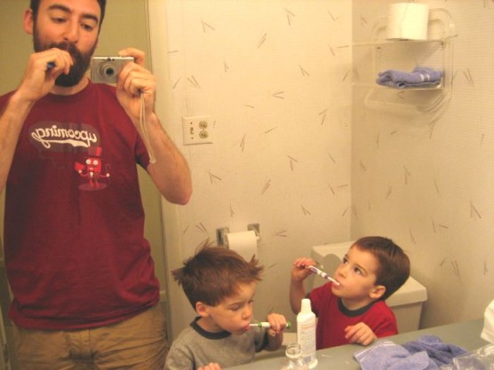 家族で歯磨きする