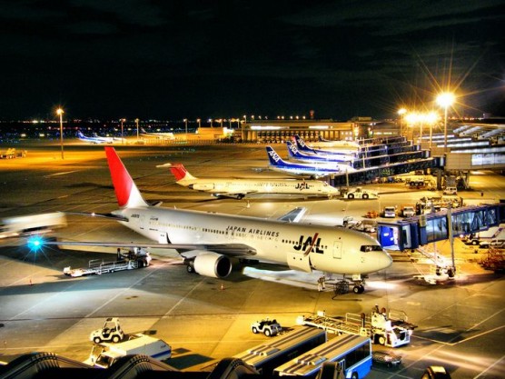 羽田飛行場に駐機する旅客機