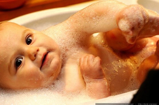 ベビーソープで洗う子供 (1)