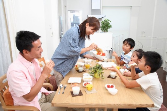 食事をする子育て家族