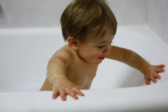 ベビーソープで洗う子供 (3)