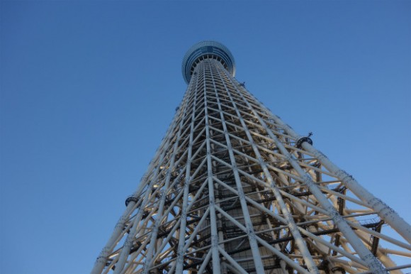 東京スカイツリーを下から眺める