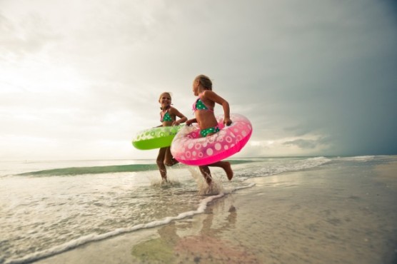 夏の海で遊ぶ子どもたち