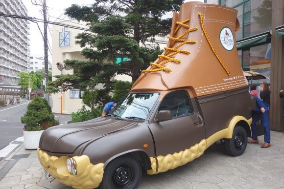 L.L.Beanの茶色い靴ビーンブーツの車「ブーツモービル」 