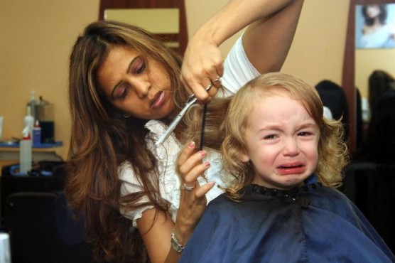赤ちゃんや子どもの髪を切る (1)