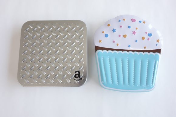 Amazonギフト券（ボックスタイプ）のシルバープレートとカップケーキ