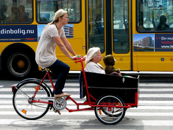 子どもを載せている自転車の写真