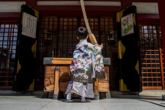 神社への七五三詣でと写真撮影の時の父親の服装 (6)